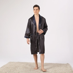 Ensemble peignoir homme en satin bleu marine à pois dorés avec robe et short