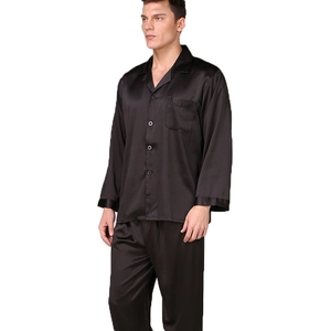 Pigiama in seta satinata nera da uomo con camicia a maniche lunghe e pantaloni coordinati