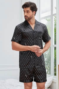 Détail d'un pyjama noir pour hommes avec pois blancs et imprimé manuscrit élégant