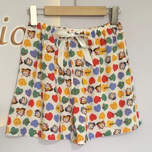 Detailaufnahme der Sommer-Schlafshorts mit Herzprint und dekorativer Schleife