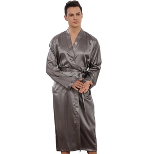 Peignoir long pour homme en satin gris foncé avec manches longues et ceinture nouée
