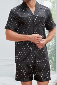 Détail du pyjama pour hommes en satin à pois avec revers classique et poche