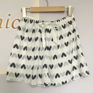 Detailansicht der Lounge-Shorts mit Herzprint, Gummibund und Satin-Schleife