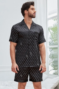 Détail du pyjama en satin noir à pois pour hommes avec col boutonné et poche poitrine