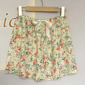 Detailansicht der geblümten Baumwollshorts mit Satinschleife und elastischem Bund