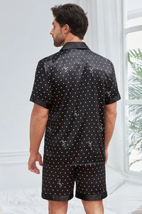 Vue arrière du pyjama en satin noir pour hommes avec pois blancs et imprimé lettré