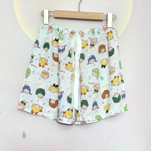 Detail von Cartoon-Druck und Seidenkordelzug an weißen Baumwoll-Schlafshorty