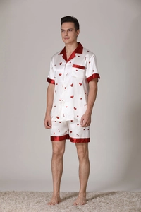 Détail d'un pyjama pour homme en imitation soie avec motifs de cœurs rouges et texte