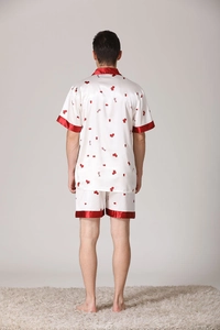 Vue arrière d'un pyjama en satin pour hommes avec liserés rouges et motifs de fraises