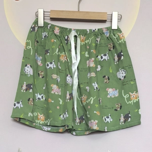 Detailansicht der grünen Schlafshorts aus Baumwolle mit Hundemotiv und Satin-Kordelzug