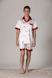 Détail d'un pyjama en soie glacée pour hommes avec imprimé fraise et passepoil rouge