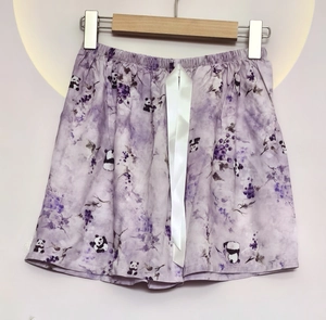 Detail der elastischen Taille mit weißem Band an geblümten Panda-Schlafshorty