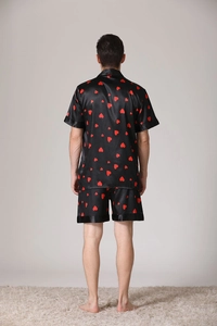 Vue arrière d'un ensemble de salon en satin pour homme avec motifs de cœurs rouges