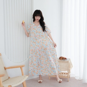Dettaglio vestito floreale azzurro con fiori arancioni e motivi di coniglietti bianchi