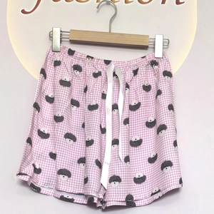 Detailansicht der rosa karierten Schlafshort mit Hundedruck und Satin-Kordelzug