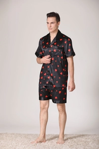 Détail d'un pyjama en satin noir pour homme avec imprimé cœur rouge et boutons devant