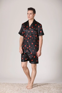 Détail d'un pyjama en satin pour hommes avec motifs cœurs rouges et finition lisse et brillante