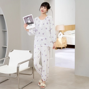 Detail van een bloemen pyjama set voor dames van zacht katoen met knoopsluiting