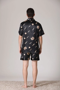Vue arrière d'un pyjama en satin noir pour homme avec imprimé ours doré et texture soyeuse