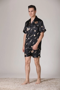Détail d'un pyjama pour homme en satin avec motifs d'ours dorés et tissu soyeux