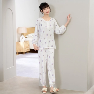 Detail van de bloemen pyjama voor dames met knoopsluiting en zachte katoenen textuur