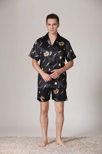 Pyjama court en satin noir pour homme avec motifs géométriques dorés élégants