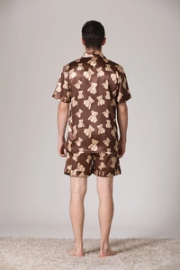 Vue arrière d'un pyjama en satin pour hommes avec motifs d'ours et aspect soyeux