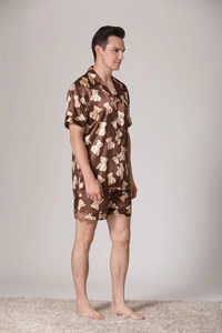 Détail d'un ensemble de pyjama homme en soie marron avec imprimé ours et haut à manches