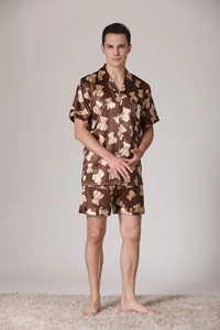Vue détaillée du pyjama homme en soie marron avec des motifs d'oursons mignons