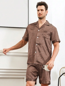 Pyjama pour homme en soie synthétique avec haut à manches courtes et short marron foncé