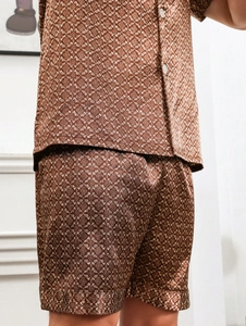 Détail de l'ensemble pyjama en satin marron pour homme avec motifs floraux vintage
