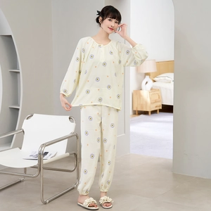 Detail van gele bloemenpyjama met knoopsluiting en elastische manchetten set