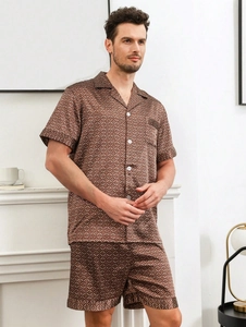 Détail d'un pyjama homme marron à imprimé géométrique avec col à revers et tissu effet soie