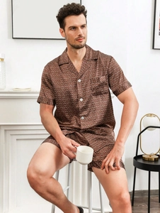 Détail du tissu soyeux marron foncé de l'ensemble pyjama avec motifs géométriques et boutons