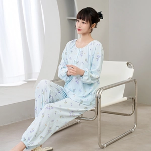 Detailopname van de lichtblauwe bloemenpyjama met elastische manchetten en stof