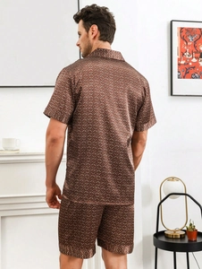 Vue arrière de l'ensemble de pyjama en soie marron avec des motifs géométriques élégants
