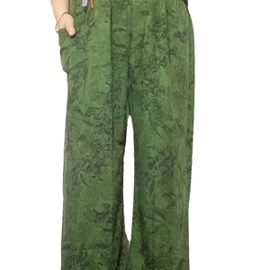 Women's green floral wide leg pants with tropical leaf print and side pockets