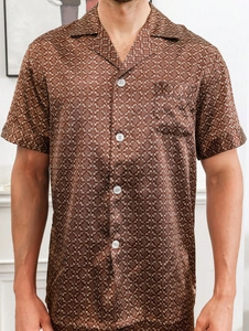 Détail du pyjama marron en soie avec col à revers et motifs géométriques fins