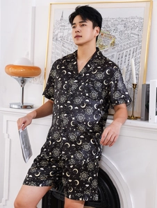 Vue détaillée du pyjama en soie glacée pour hommes avec motifs célestes soleil et lune