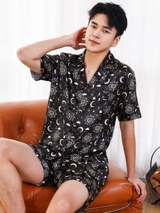 Pyjama en soie glacée pour hommes avec imprimé céleste doré sur tissu satiné noir
