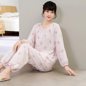 Detailopname van roze katoenen pyjama met bladpatronen en elastische boorden