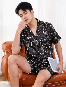 Détail de pyjama en satin pour hommes avec motifs célestes soleil et lune sur noir