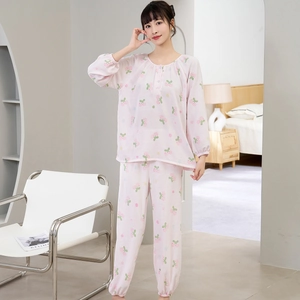 Detail van zachte roze katoenen pyjama met kersenprint, lange mouwen en een knoopsluiting