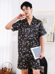 Pyjama pour hommes en soie avec imprimés soleil et lune dans un décor intérieur