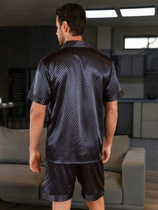 Vue arrière d'un pyjama en soie bleu marine pour homme avec motifs géométriques orange
