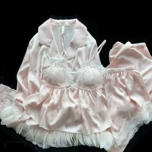 Set pigiama in seta rosa con stampe a fiocco bianco e pizzo, con canotta e vestaglia
