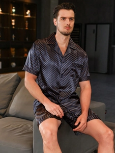 Détail d'un pyjama pour homme en soie glacée bleu foncé avec motifs de losanges orange