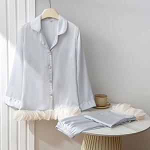 Set pigiama 4 pezzi in raso blu con lucentezza seta ed eleganti volant bianchi