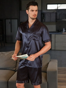 Détail de l'ensemble de pyjama en soie glacée bleu foncé avec motif en losange doré