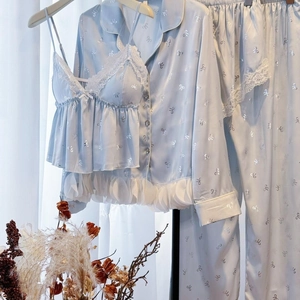 Set pigiama 4 pezzi in raso azzurro con bordo in pizzo bianco e motivi a fiocco